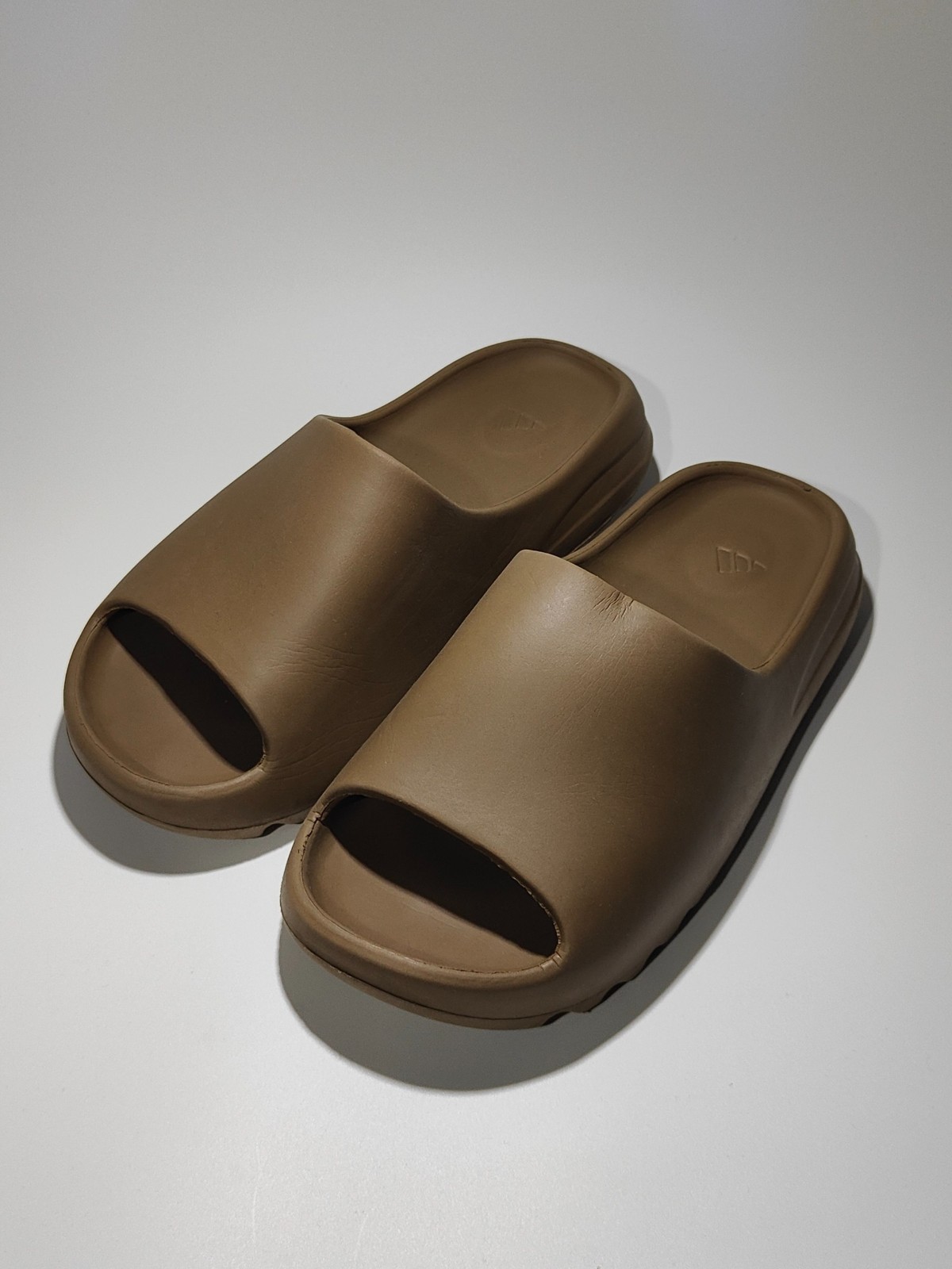 Adidas Yeezy Slide Glow Brown Color Men’s Size 8.5 US (26cm) Good Condition