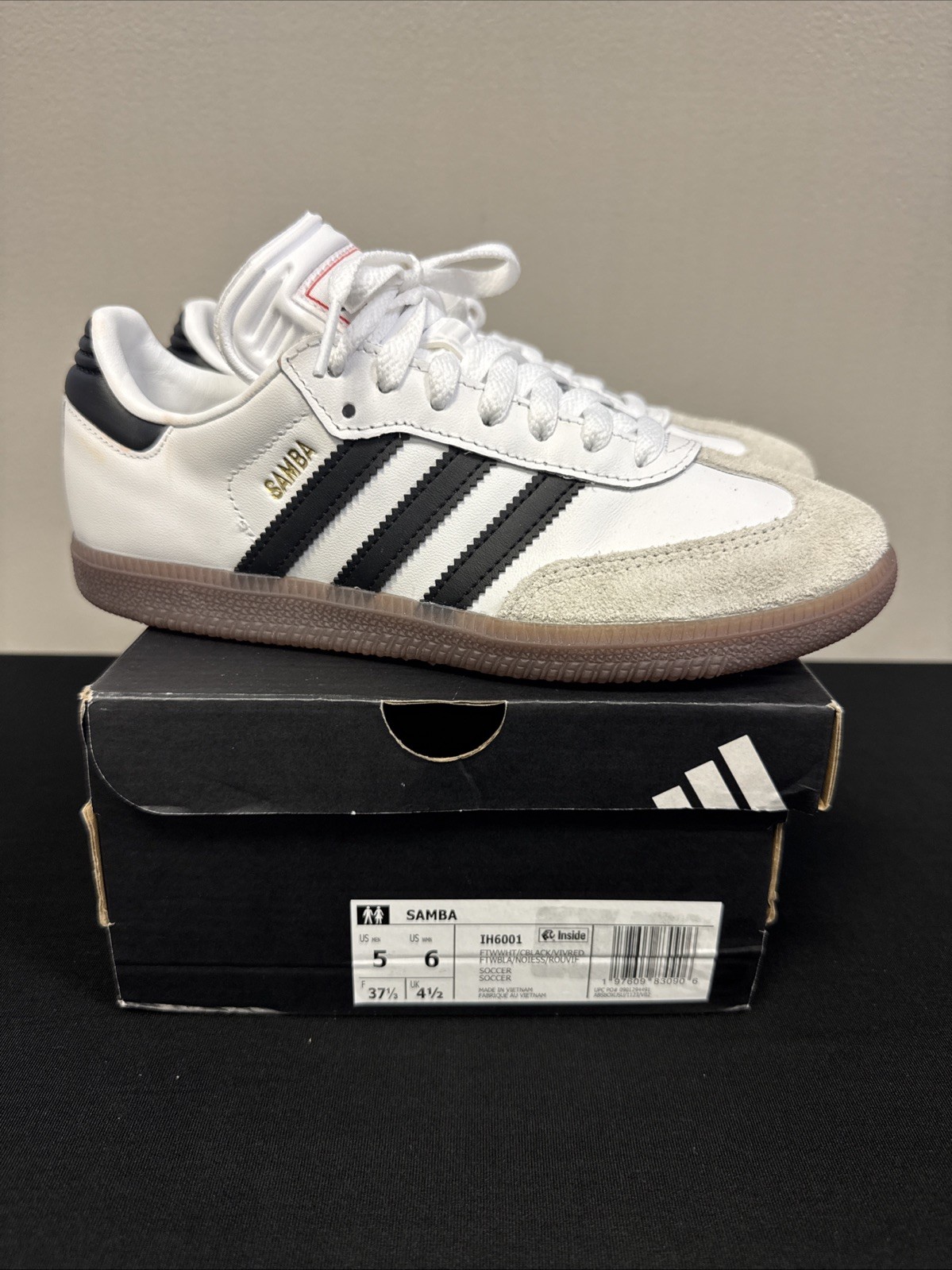 adidas Unisex Samba Soccer Sneaker Men’s Size 5 Womens Size 6