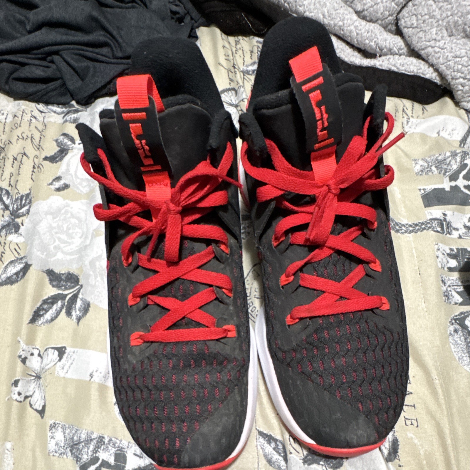 Nike LeBron Witness 5 Bred Men’s Low Top Mesh Lace-Up Sneaker CQ9380-005