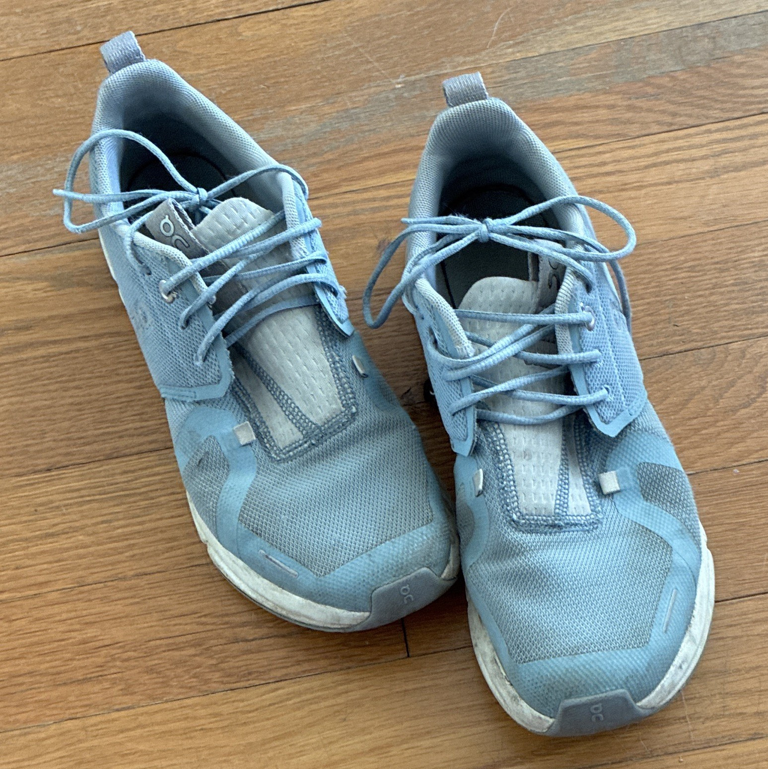 Light Blue White Mesh Low Top Athletic Shoes Lace Up Rubber Outsole