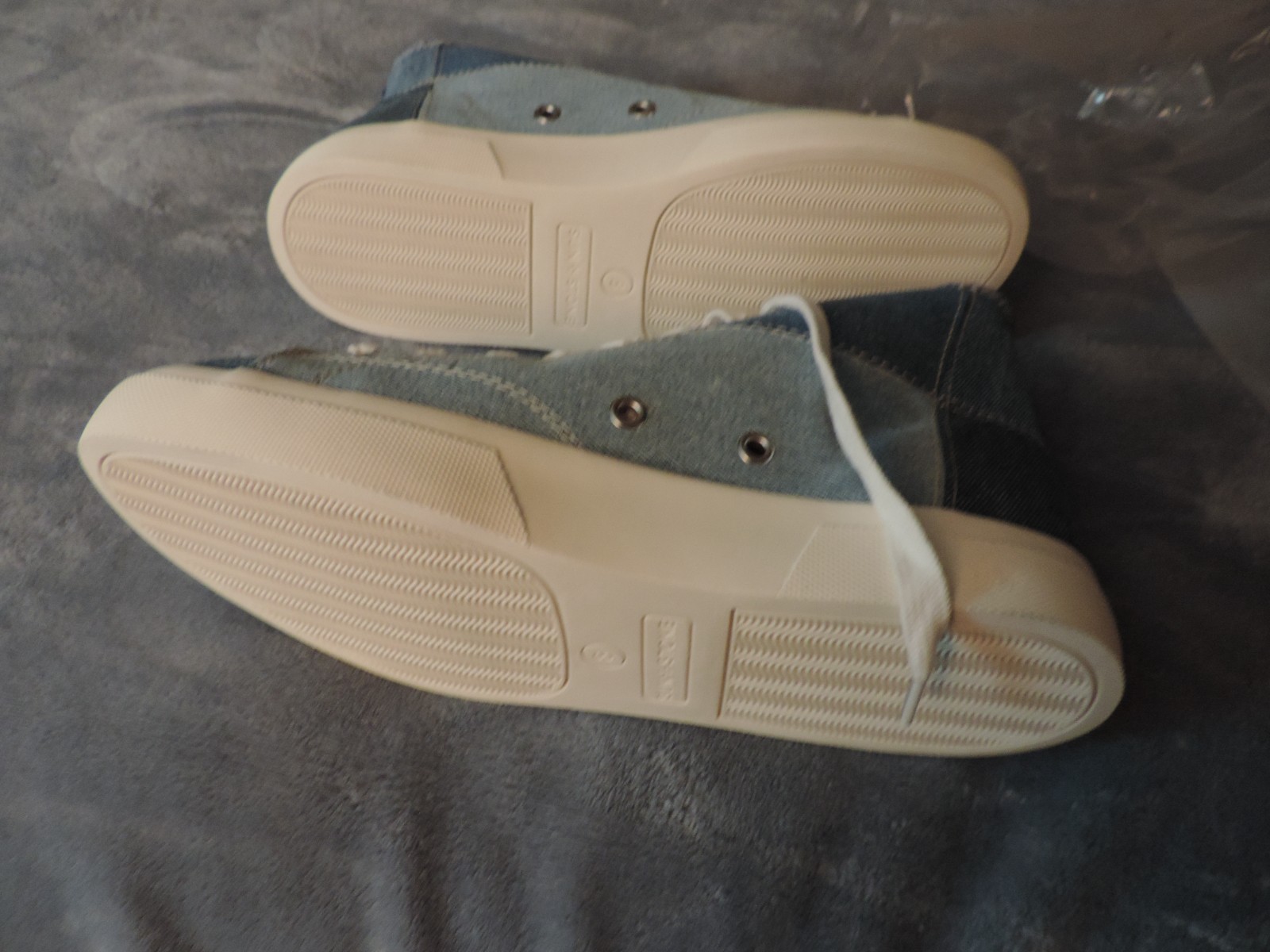 Sun + Stone Smiley Jeans Shoes Size 8 – NEW – MINT Condition
