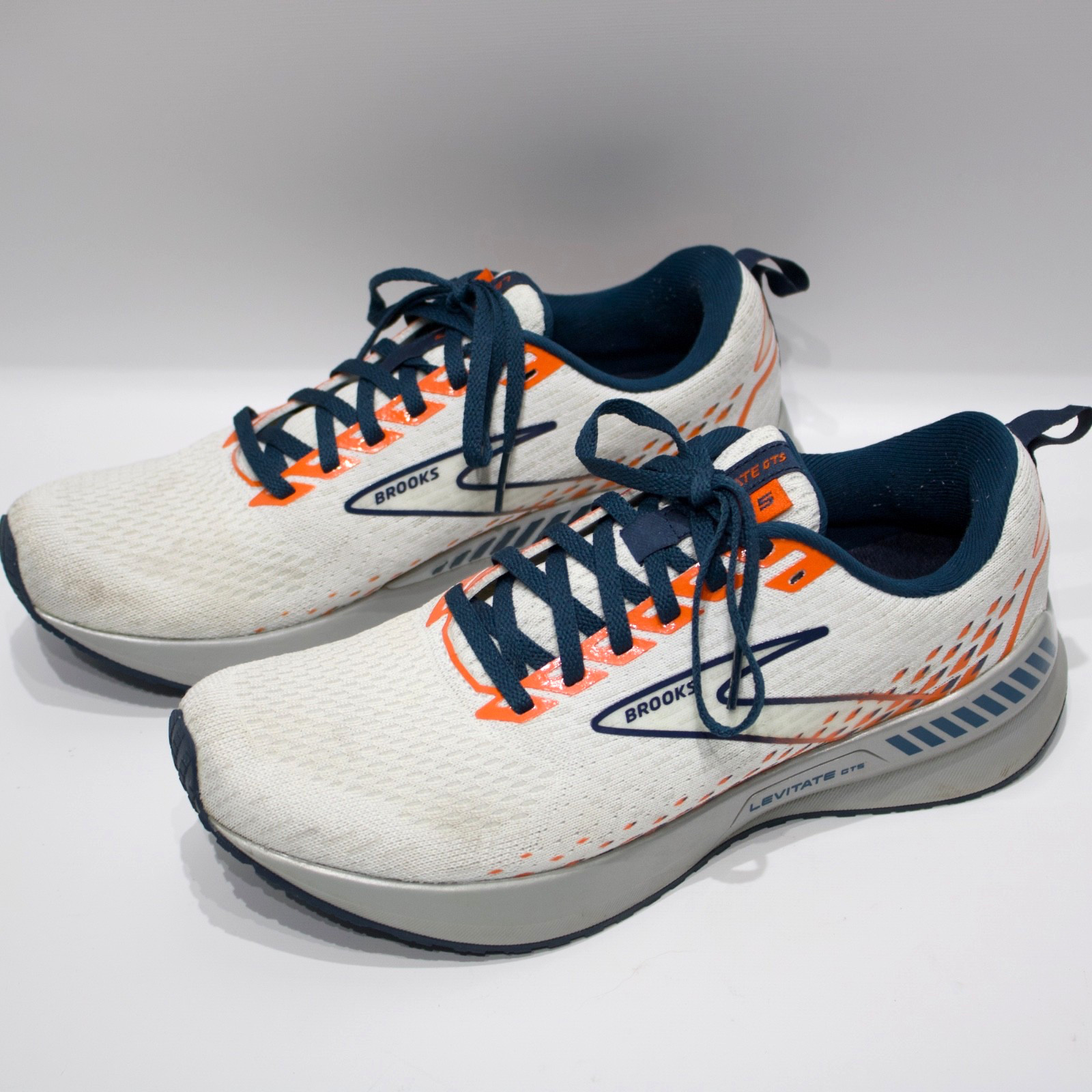 Brooks Levitate GTS 5 White Blue Orange Men Size 7D – Very Minimal Wear!