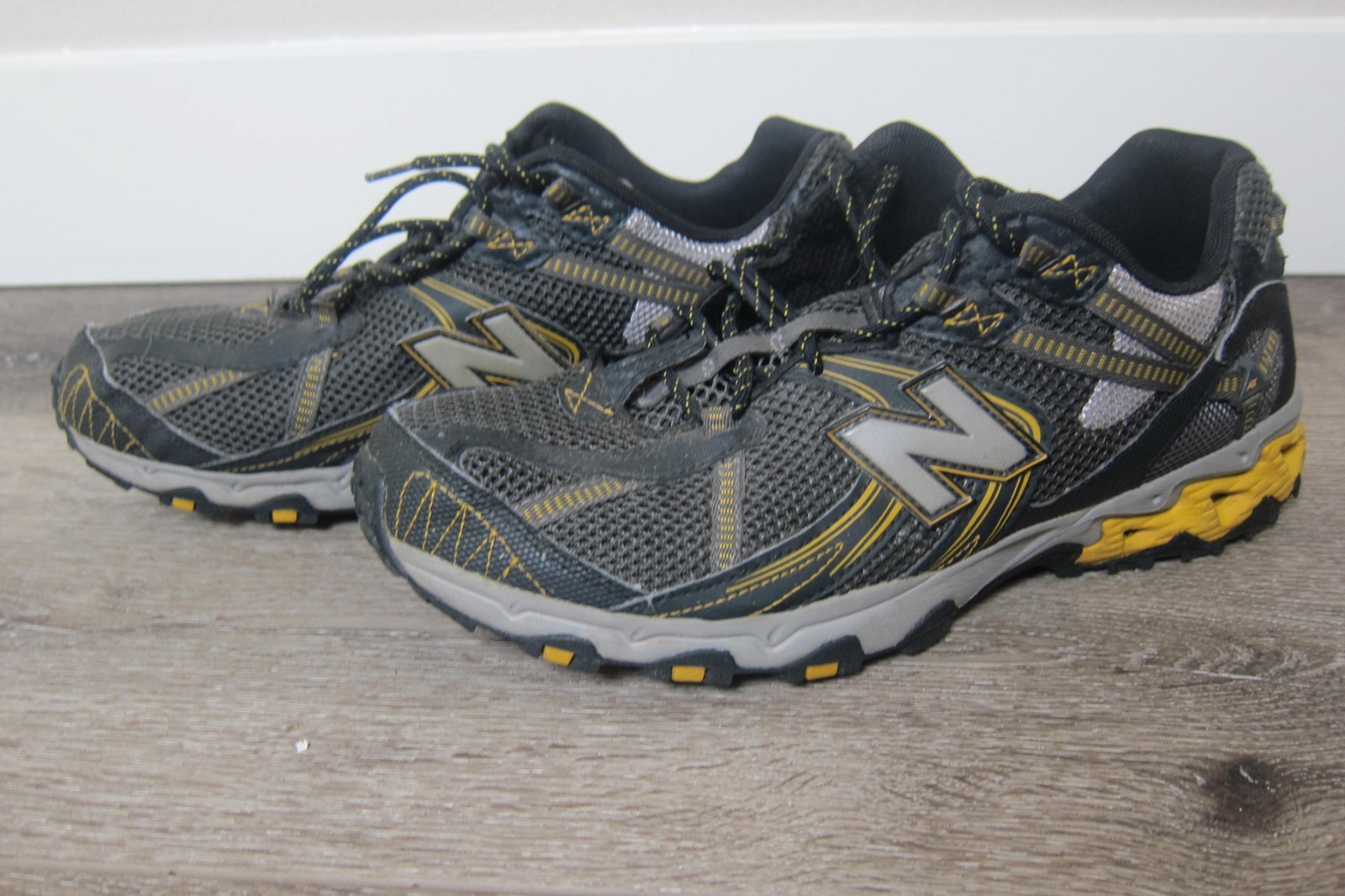 Men’s shoe New Balance Mt572 Trail sneakers closed toe outdoors Hiking ready